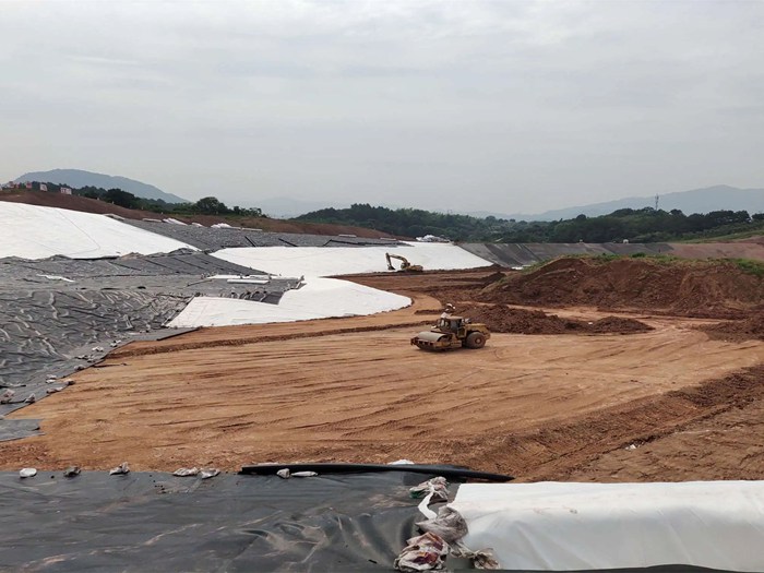 粉煤灰堆场防渗工程完工实景 电厂贮灰场土工膜铺设