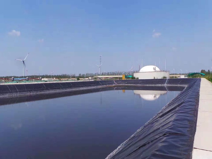 氧化塘化粪池防渗工程实景 HDPE土工膜池体防渗施工