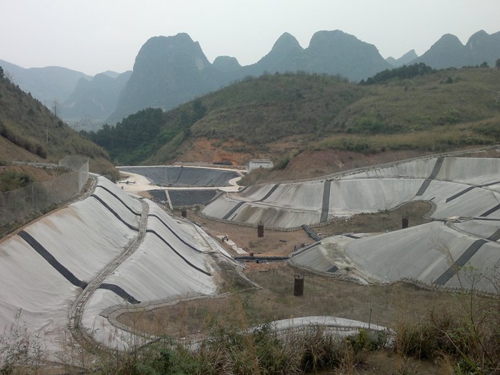 尾矿库治理防渗工程完工实景 HDPE土工膜库底铺设