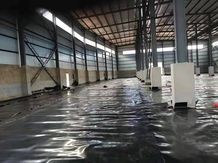 工业车间地面防渗施工实景 HDPE土工膜铺设与混凝土面层浇筑