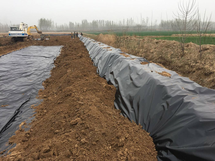 鱼塘 HDPE 防渗膜施工现场，养殖池防渗土工膜
